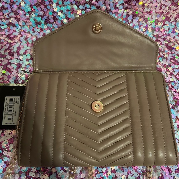Elegant Olive Quilted Shoulder Bag - Picture 4 of 8